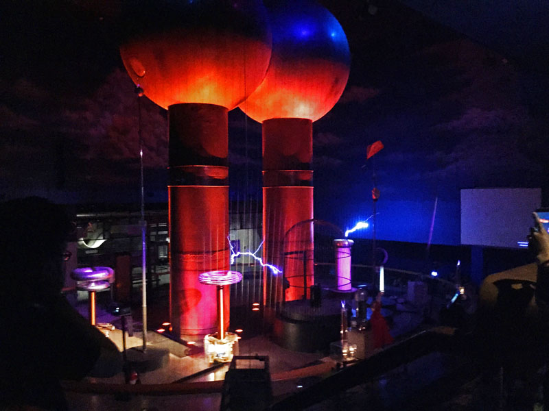 Van de Graaf generator, Lightning Show at the Museum of Science Boston