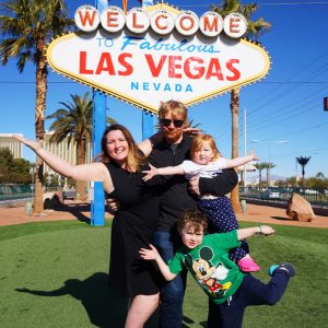Flashpacker-Family-at-Las-Vegas-Sign